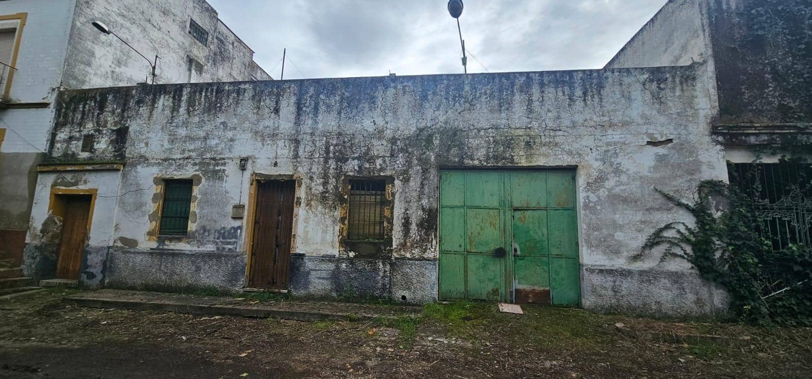 3 bedroom Terraced Villa for sale in La Algaba with garage - € 105,000 (Ref: 9720055)