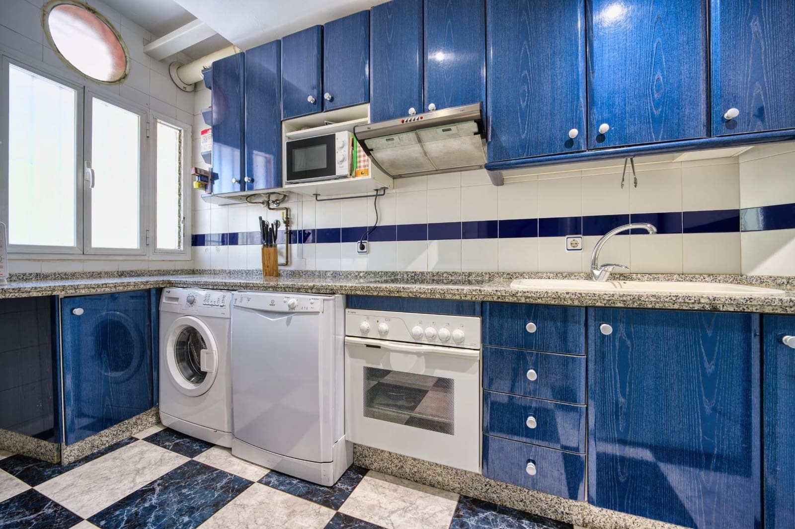 3 bedroom Apartment for sale in Seville city with garage - € 230,000 (Ref: 9780691)