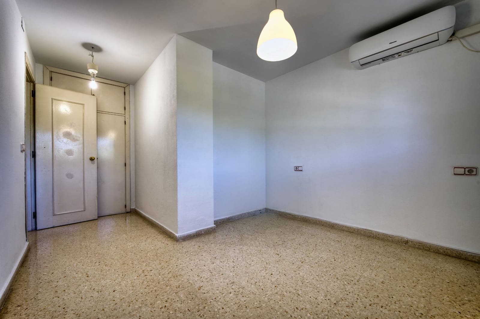 3 bedroom Apartment for sale in Seville city with garage - € 225,000 (Ref: 9780691)