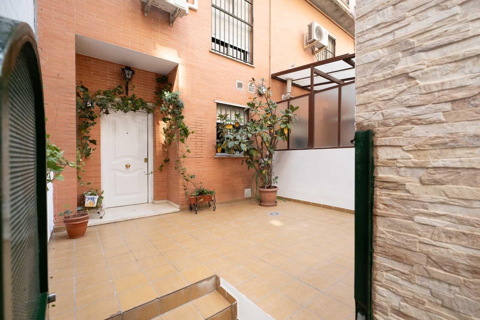 4 bedroom Apartment for sale in Seville city with pool garage - € 299,900 (Ref: 9788503)