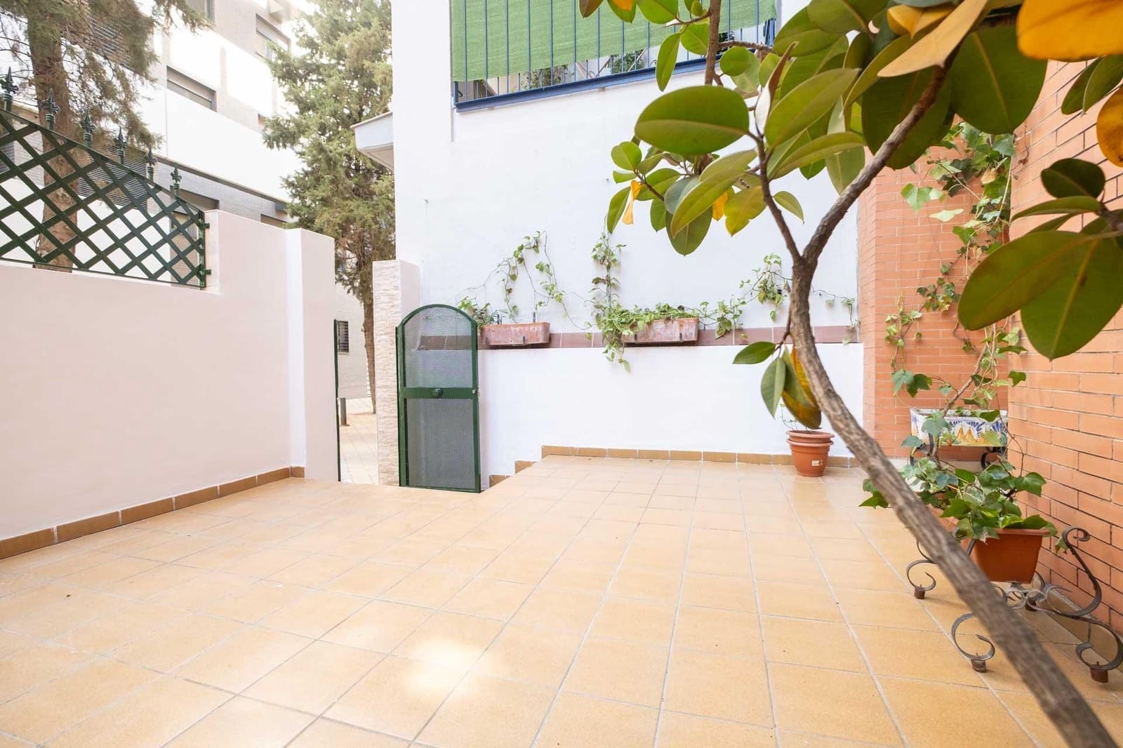 4 bedroom Apartment for sale in Seville city with pool garage - € 299,900 (Ref: 9788503)