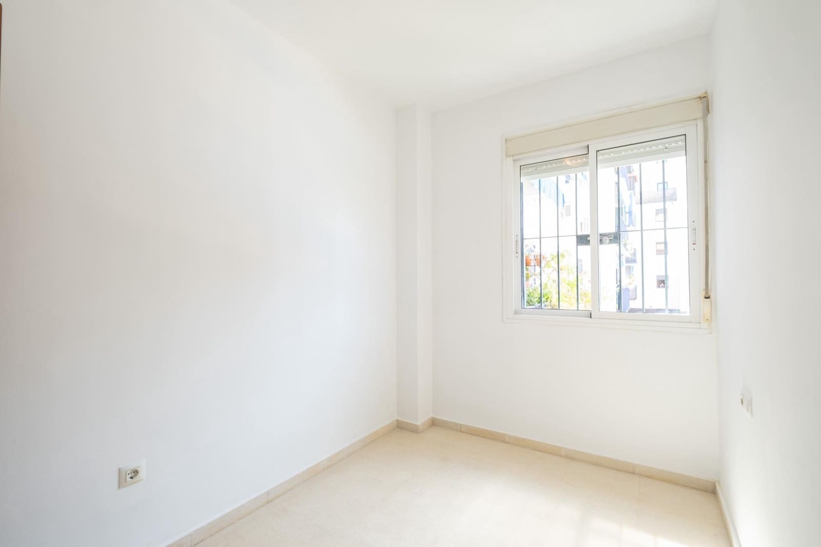 4 bedroom Apartment for sale in Seville city with pool garage - € 299,900 (Ref: 9788503)