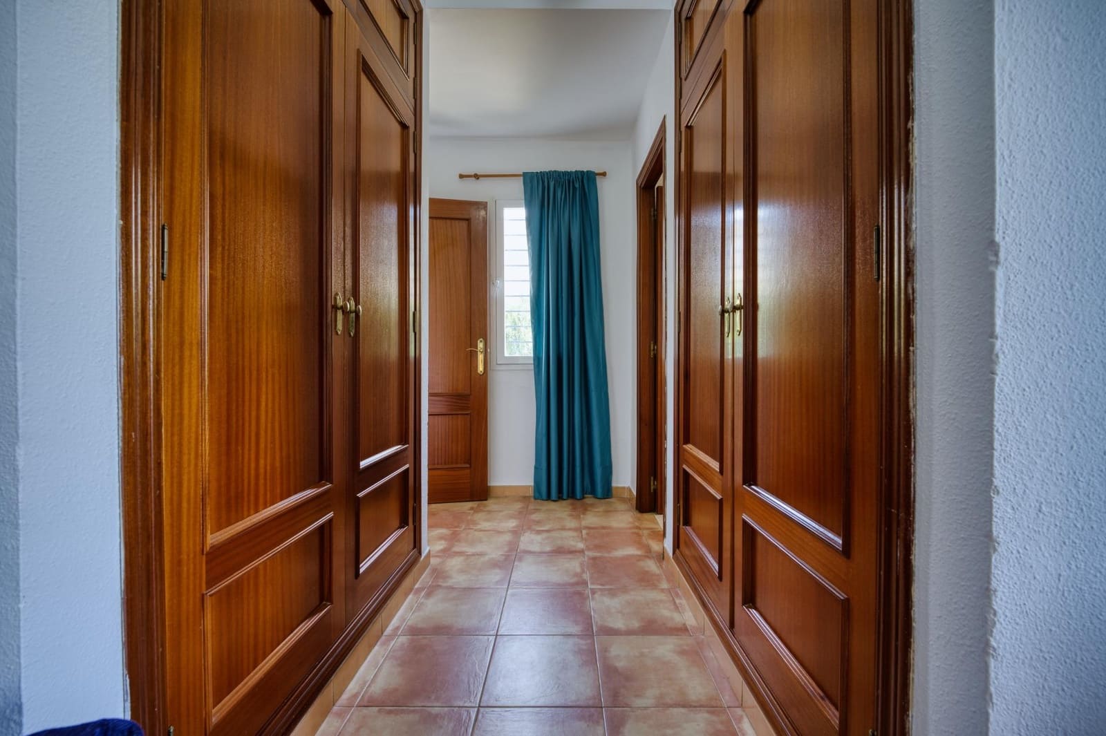 5 bedroom Villa for sale in Espartinas with garage - € 350,000 (Ref: 9804404)