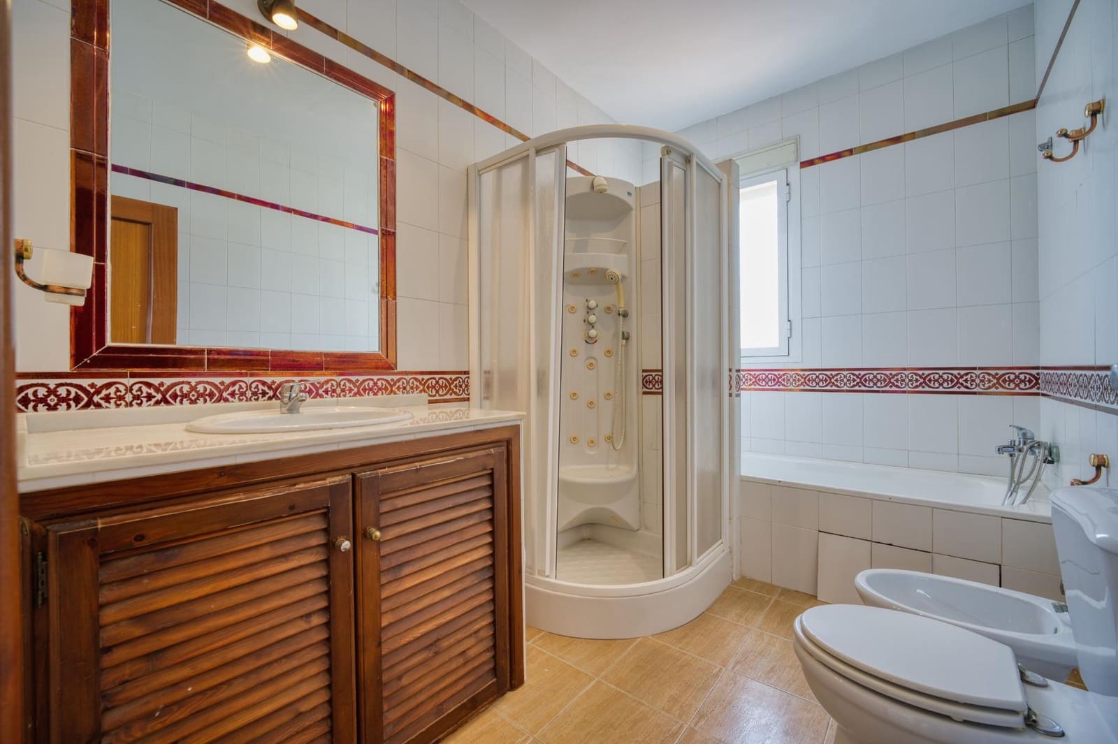 5 bedroom Villa for sale in Espartinas with garage - € 350,000 (Ref: 9804404)