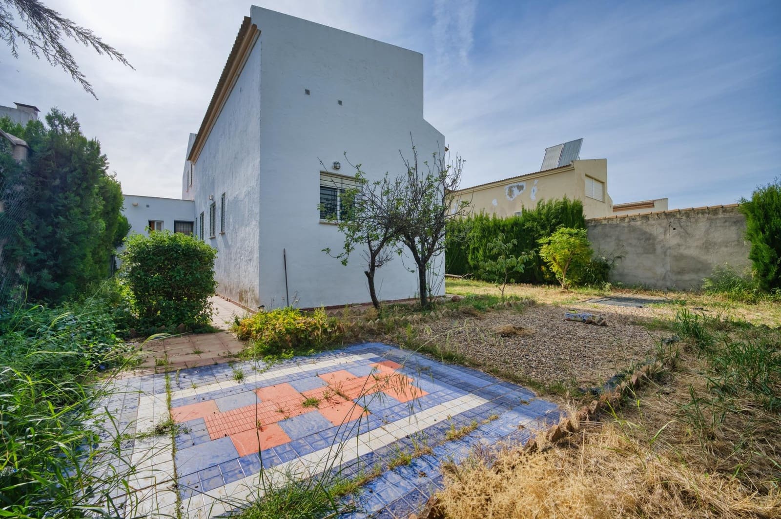 5 bedroom Villa for sale in Espartinas with garage - € 350,000 (Ref: 9804404)