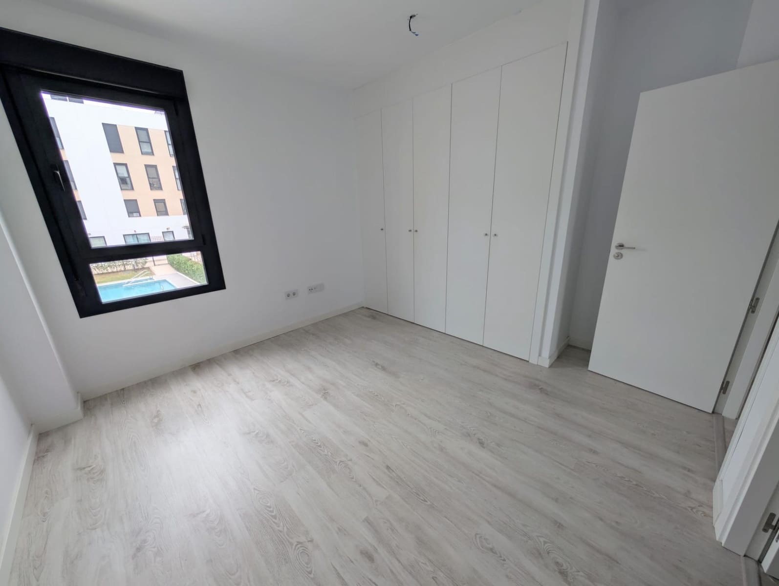 3 sypialnia Mieszkanie do wynajęcia w Camas z basenem garażem - 1 100 € (Ref: 9808078)