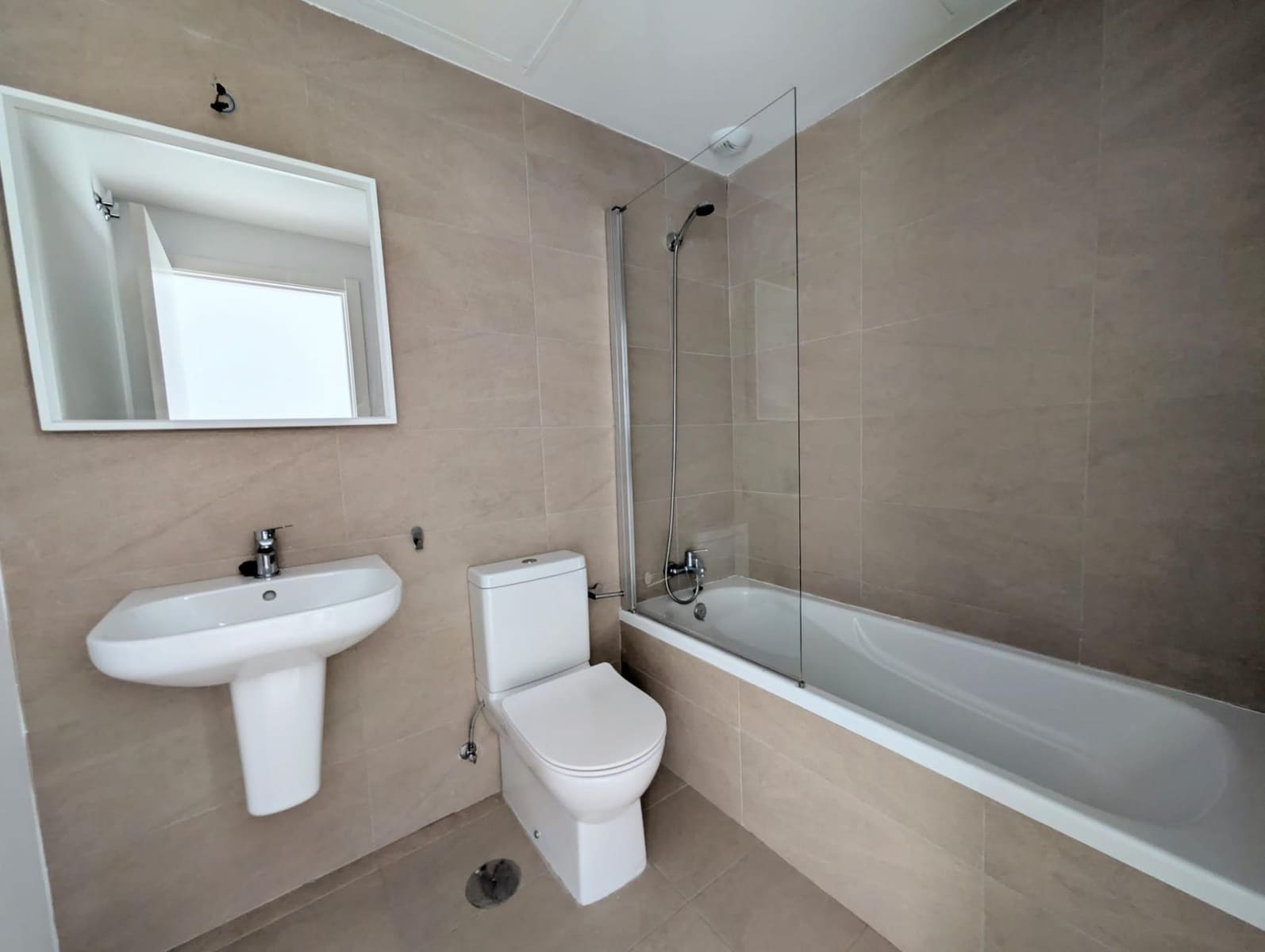3 bedroom Flat for rent in Camas with pool garage - € 1,000 (Ref: 9808078)