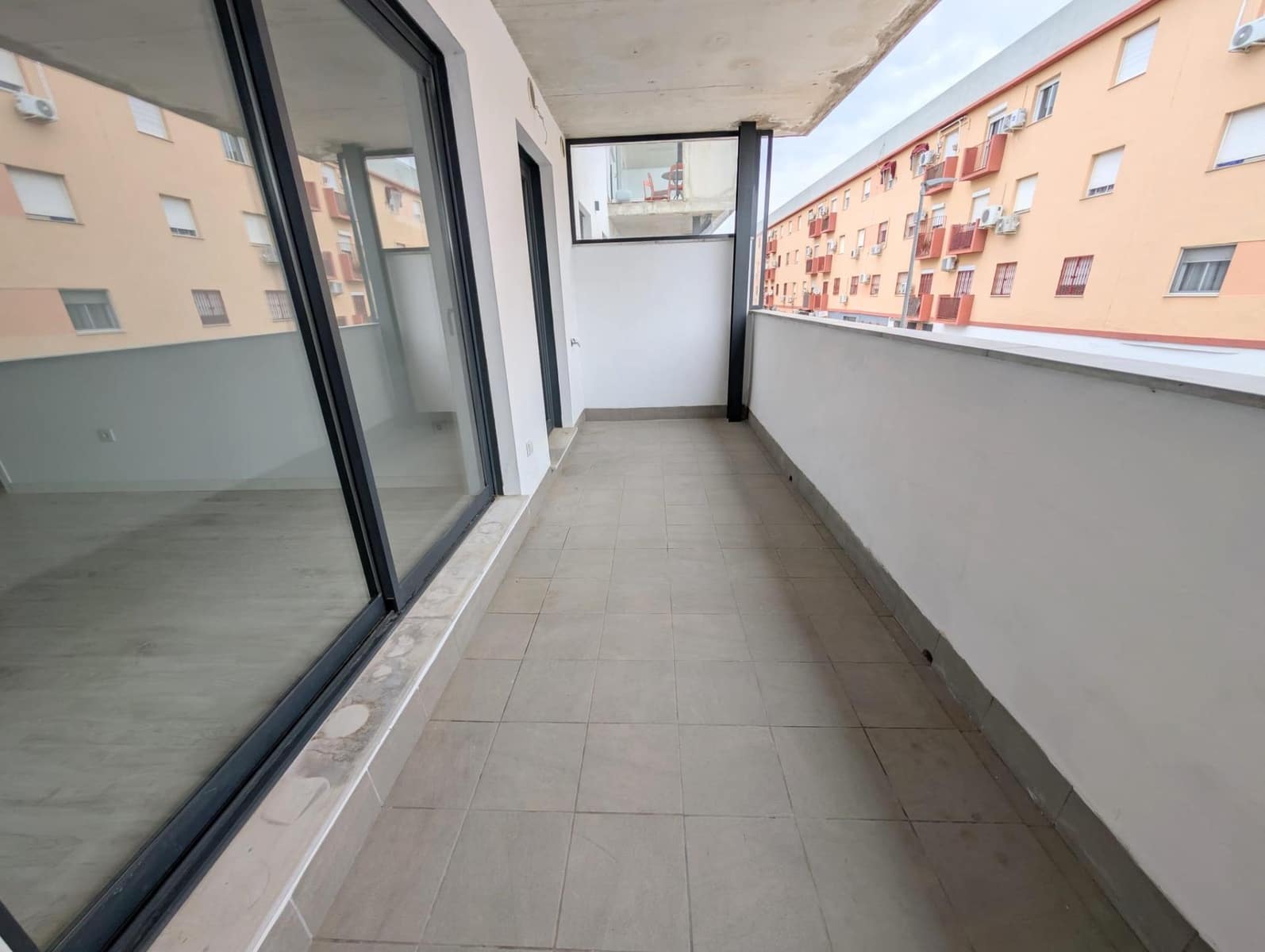 3 bedroom Flat for rent in Camas with pool garage - € 1,000 (Ref: 9808078)