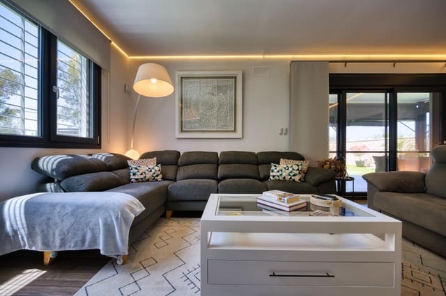 3 makuuhuone Huvila myytävänä paikassa Carmona mukana uima-altaan - 520 000 € (Ref: 9812242)