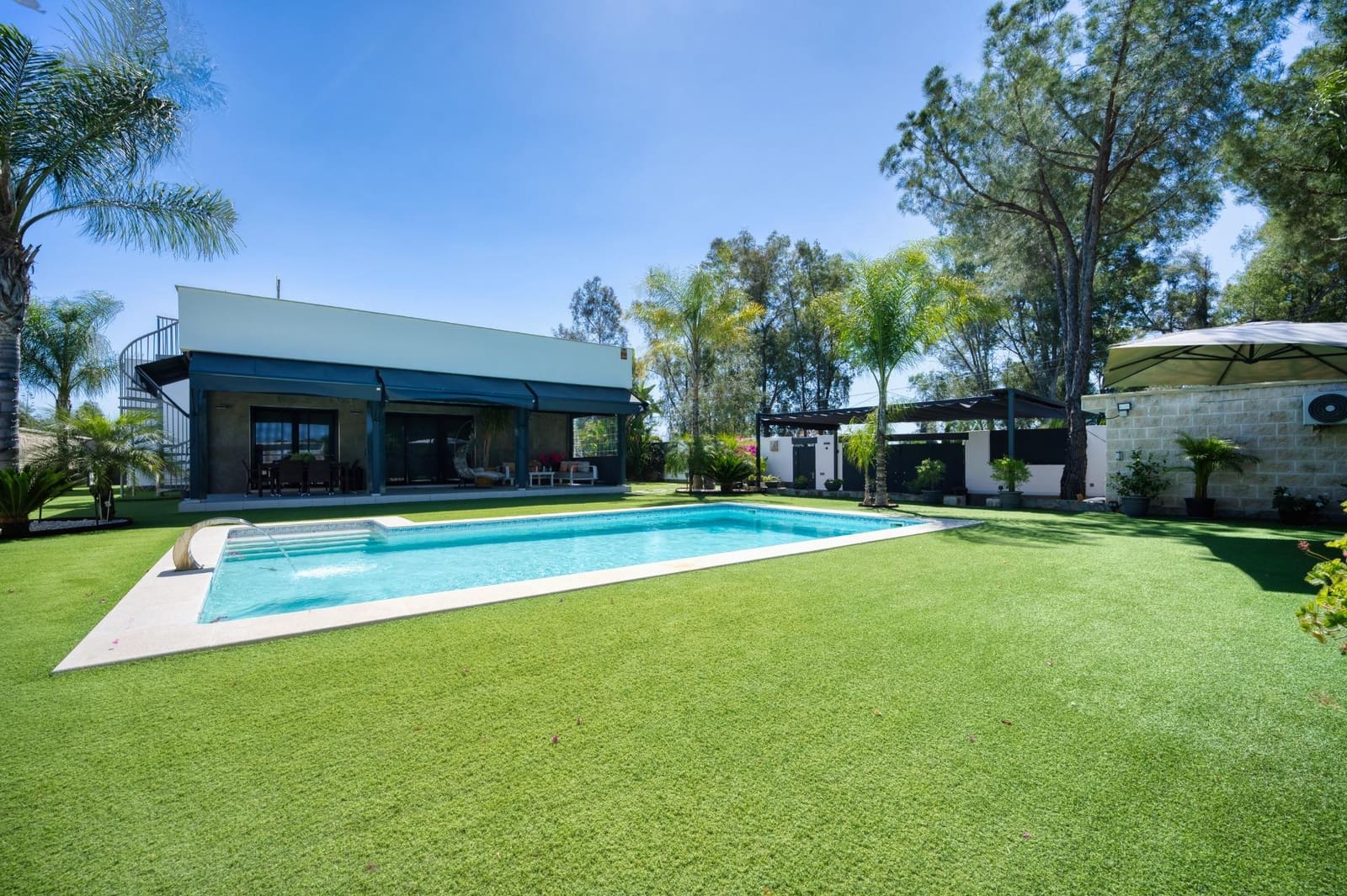 3 bedroom Villa for sale in Carmona with pool - € 520,000 (Ref: 9812242)