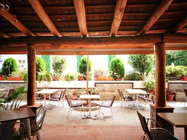 9 Zimmer Hotel zu verkaufen in El Pedroso mit Pool - 580.000 € (Ref: 9836424)