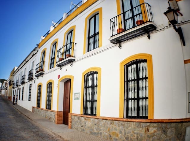 9 Zimmer Hotel zu verkaufen in El Pedroso mit Pool - 580.000 € (Ref: 9836424)