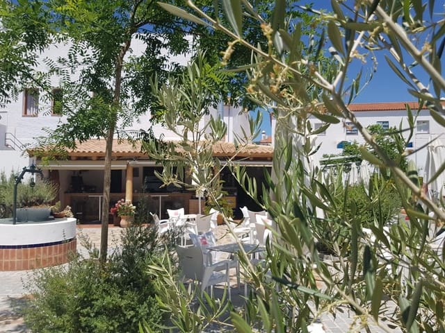 9 Zimmer Hotel zu verkaufen in El Pedroso mit Pool - 580.000 € (Ref: 9836424)