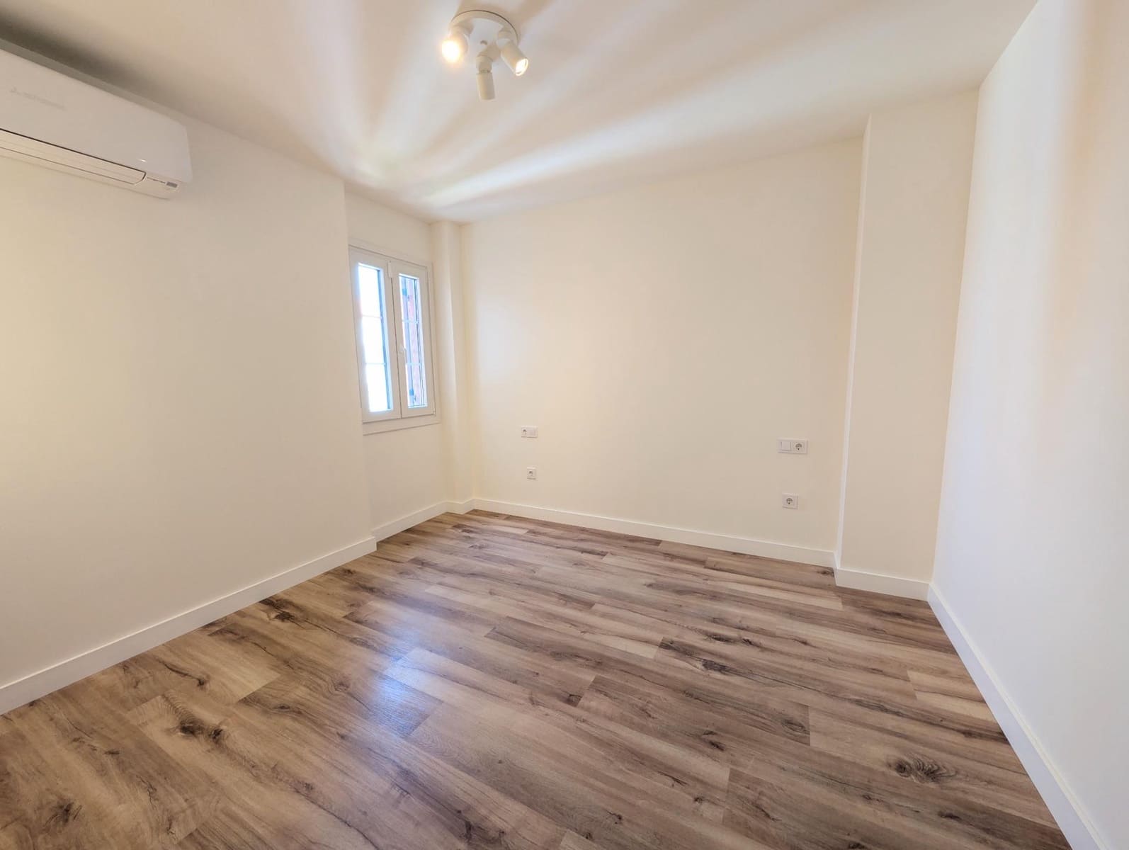 4 Zimmer Wohnung zu vermieten in Sevilla Stadt - 2.200 € (Ref: 9861964)