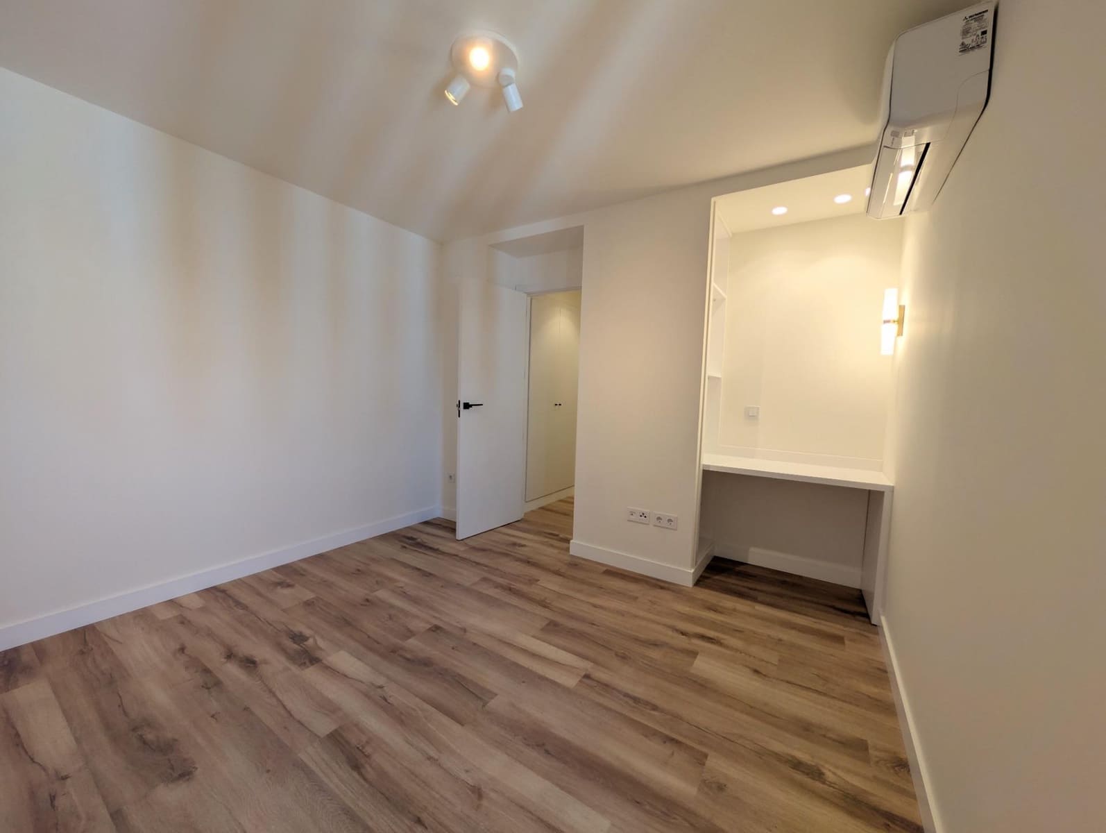 4 Zimmer Wohnung zu vermieten in Sevilla Stadt - 2.200 € (Ref: 9861964)