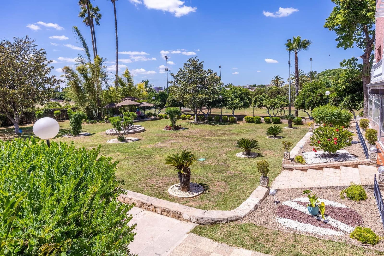 7 soveværelse Finca/Landehus til salg i Sanlucar la Mayor med swimmingpool garage - € 1.245.500 (Ref: 9861966)