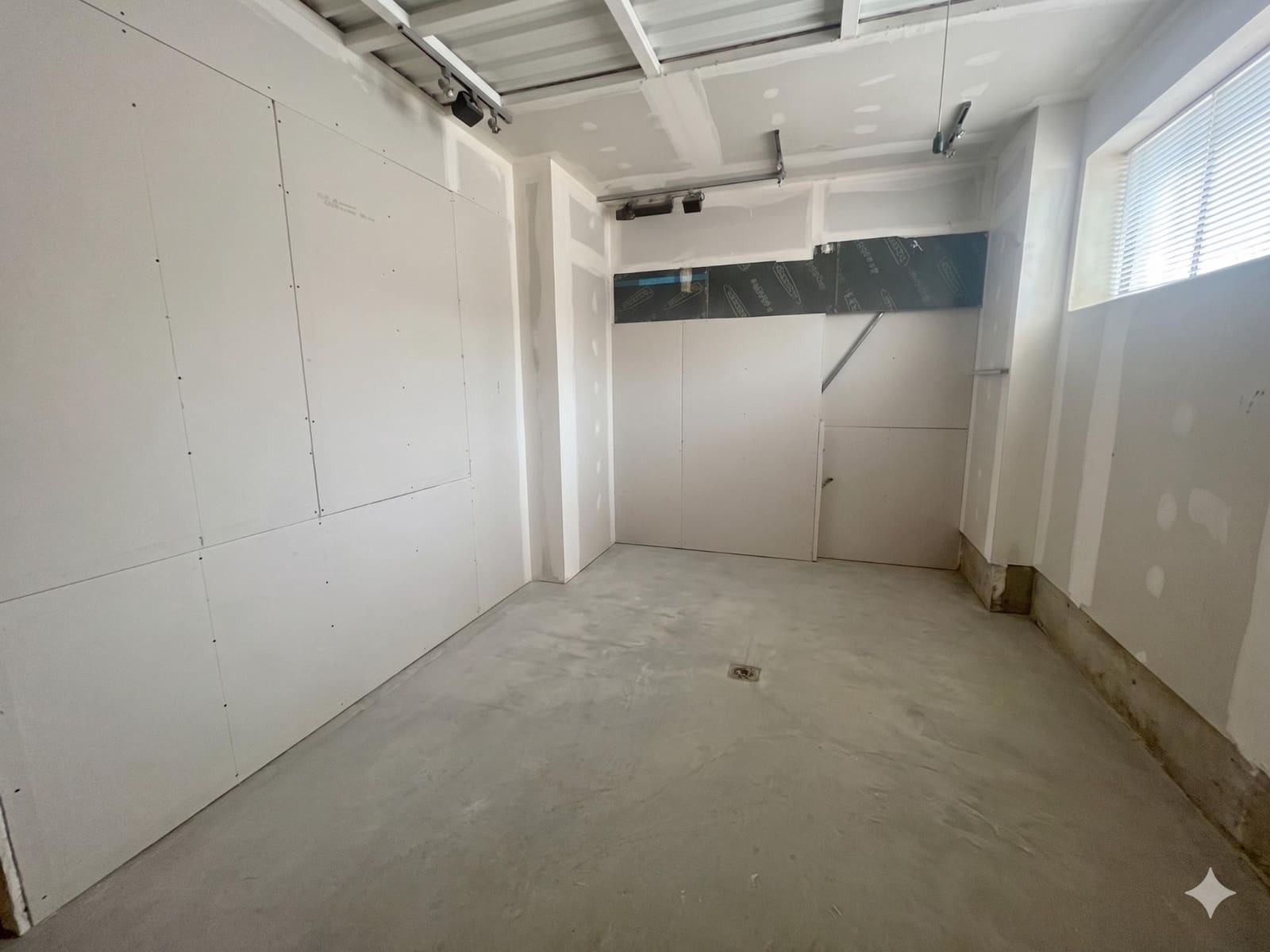 Commercial for sale in Dos Hermanas - € 460,000 (Ref: 9868697)