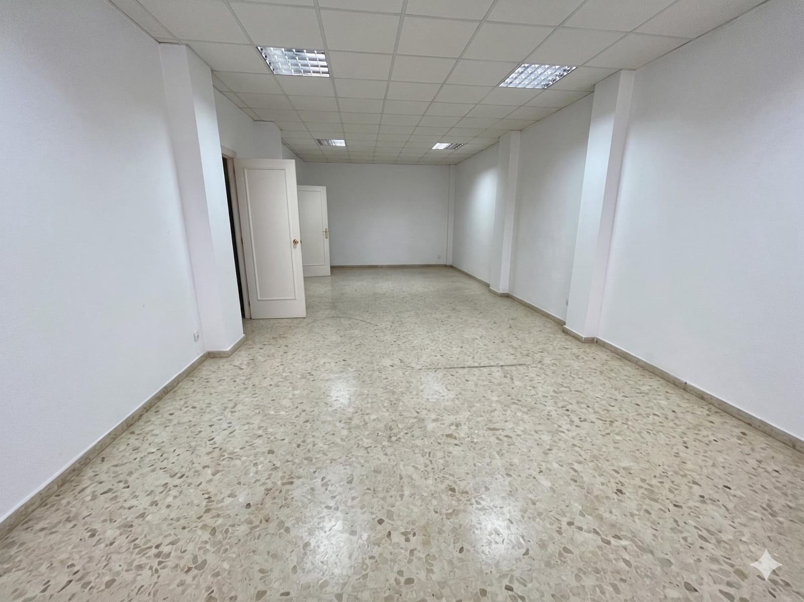 Commercial for sale in Dos Hermanas - € 460,000 (Ref: 9868697)