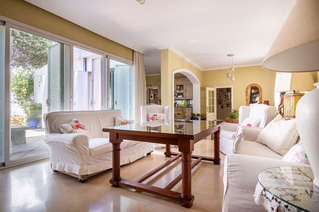 5 bedroom Villa for sale in Tomares with pool garage - € 800,000 (Ref: 9898907)
