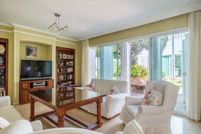 5 bedroom Villa for sale in Tomares with pool garage - € 800,000 (Ref: 9898907)