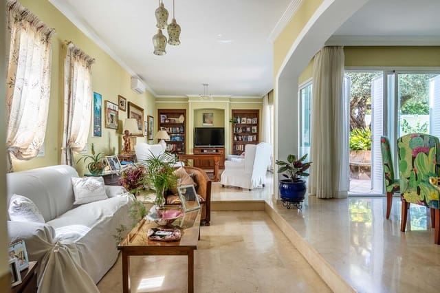 5 bedroom Villa for sale in Tomares with pool garage - € 800,000 (Ref: 9898907)