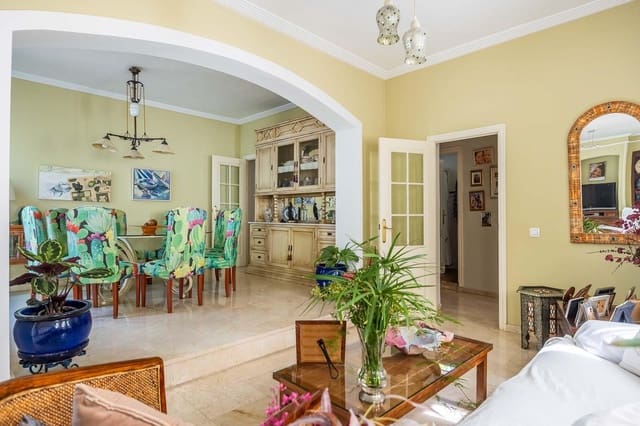 5 bedroom Villa for sale in Tomares with pool garage - € 800,000 (Ref: 9898907)