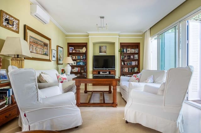 5 bedroom Villa for sale in Tomares with pool garage - € 800,000 (Ref: 9898907)