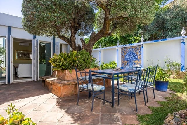 5 bedroom Villa for sale in Tomares with pool garage - € 800,000 (Ref: 9898907)