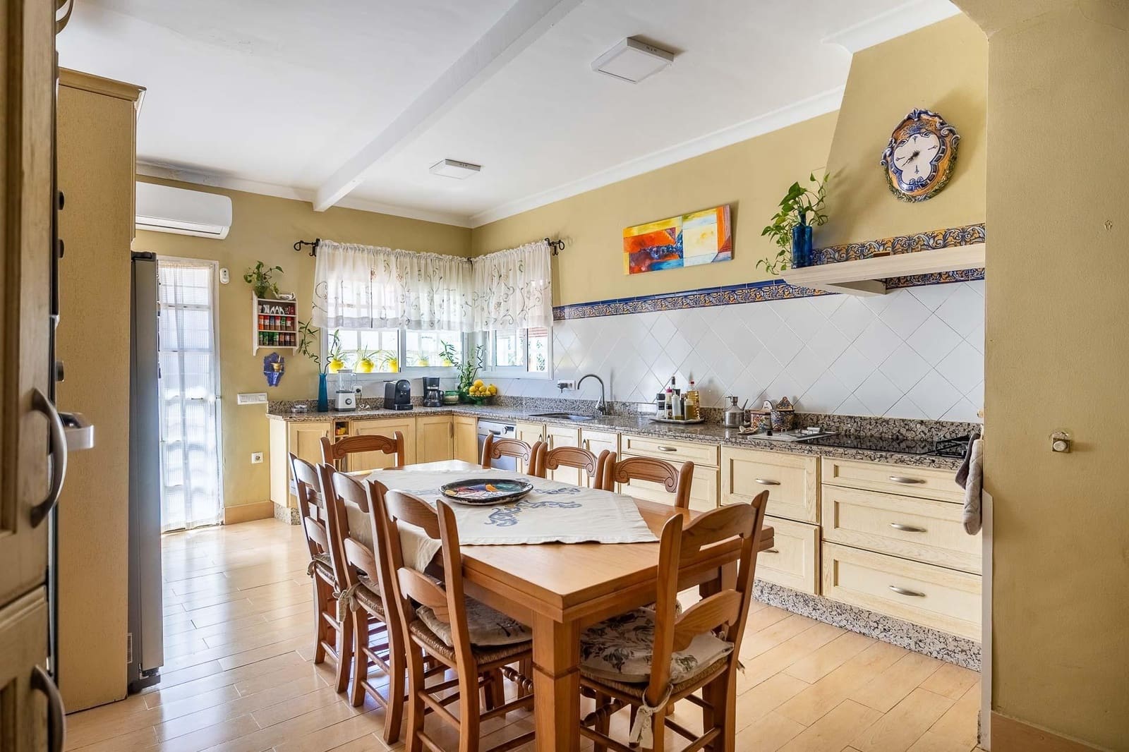 5 bedroom Villa for sale in Tomares with pool garage - € 800,000 (Ref: 9898907)