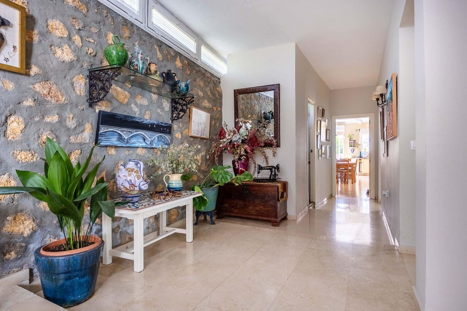 5 bedroom Villa for sale in Tomares with pool garage - € 800,000 (Ref: 9898907)