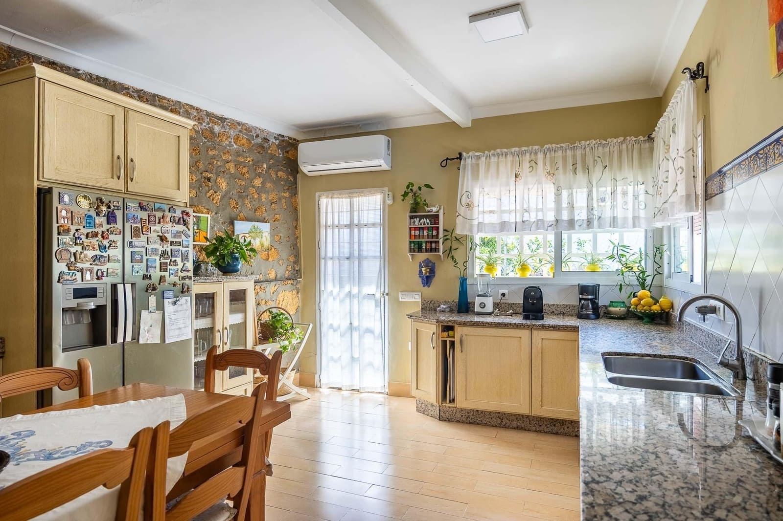 5 bedroom Villa for sale in Tomares with pool garage - € 800,000 (Ref: 9898907)