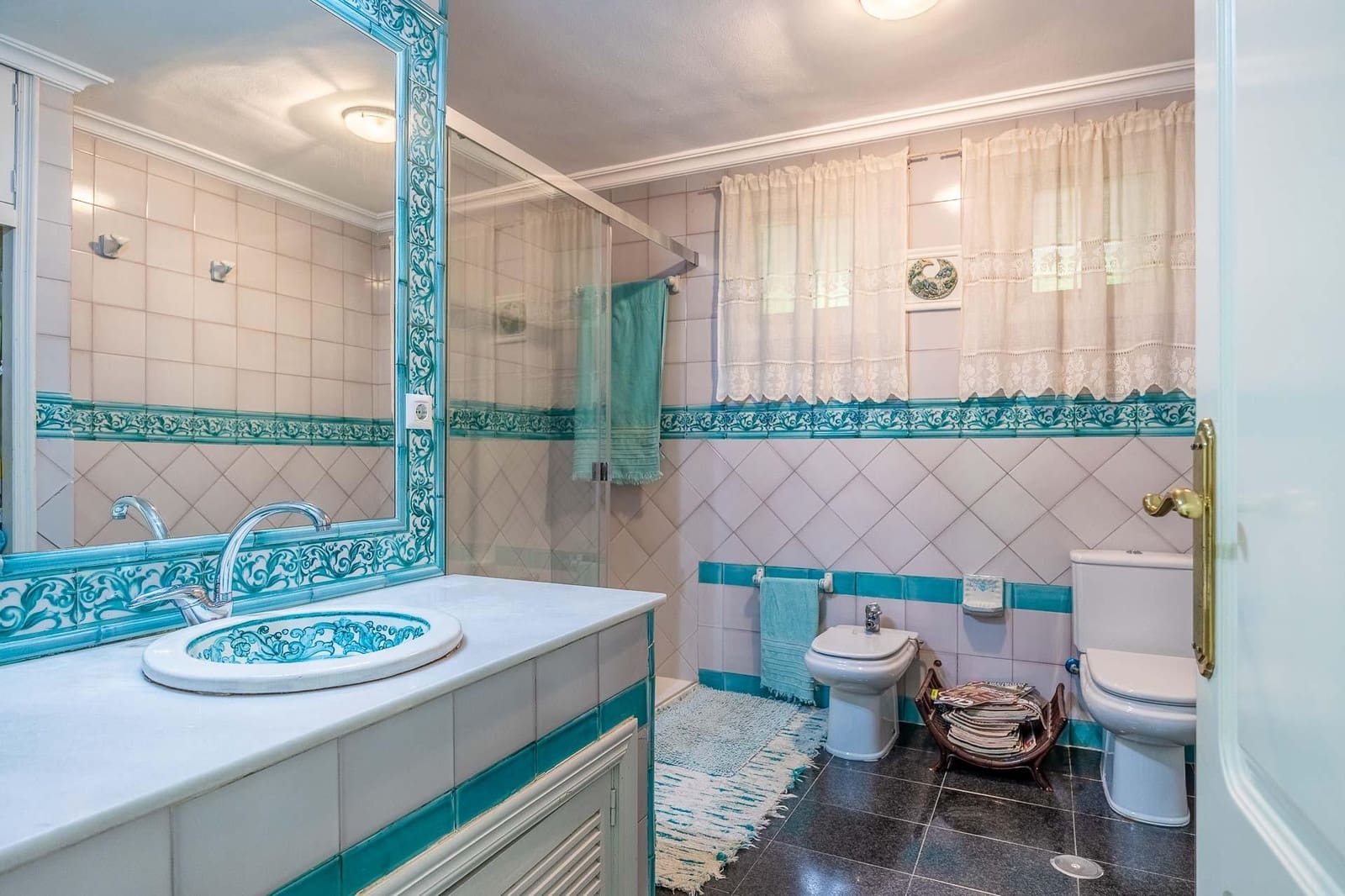 5 bedroom Villa for sale in Tomares with pool garage - € 800,000 (Ref: 9898907)