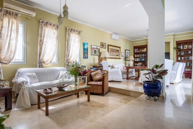 5 slaapkamer Villa te koop in Tomares met zwembad garage - € 800.000 (Ref: 9898907)