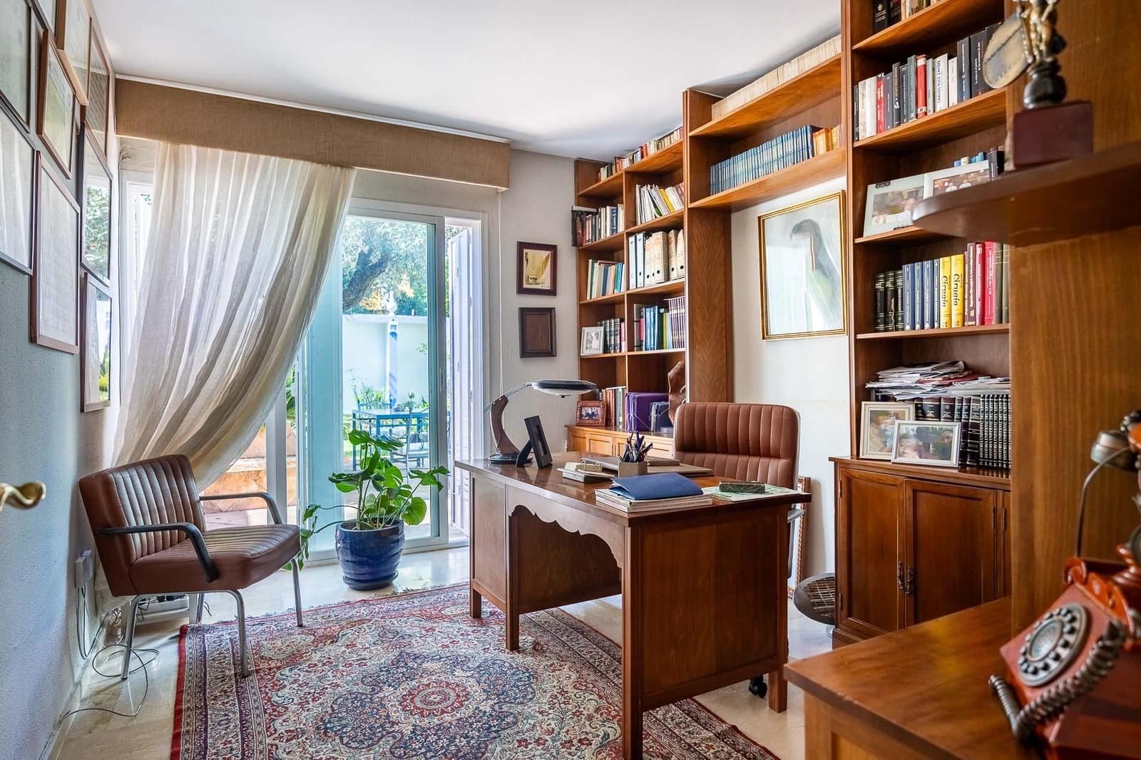 5 bedroom Villa for sale in Tomares with pool garage - € 800,000 (Ref: 9898907)