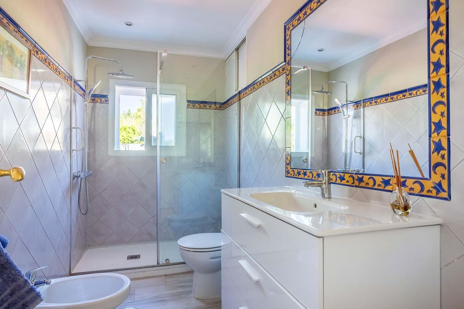 5 bedroom Villa for sale in Tomares with pool garage - € 800,000 (Ref: 9898907)