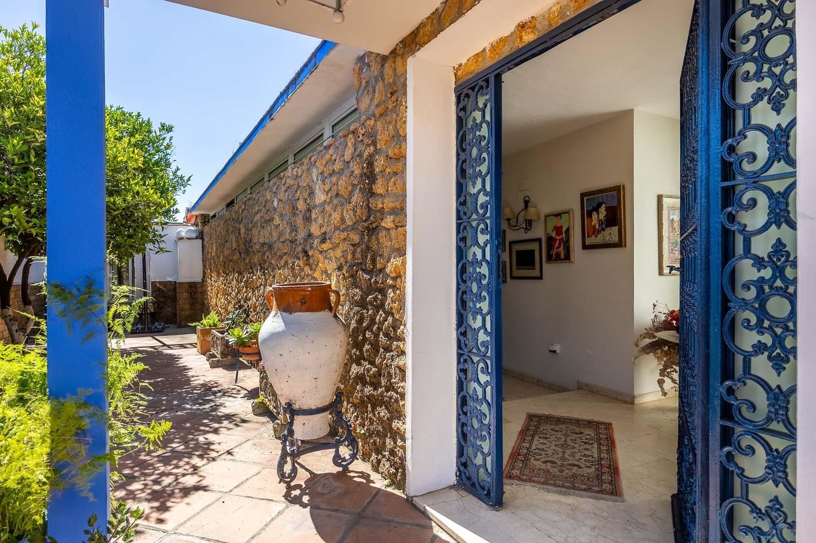 5 bedroom Villa for sale in Tomares with pool garage - € 800,000 (Ref: 9898907)
