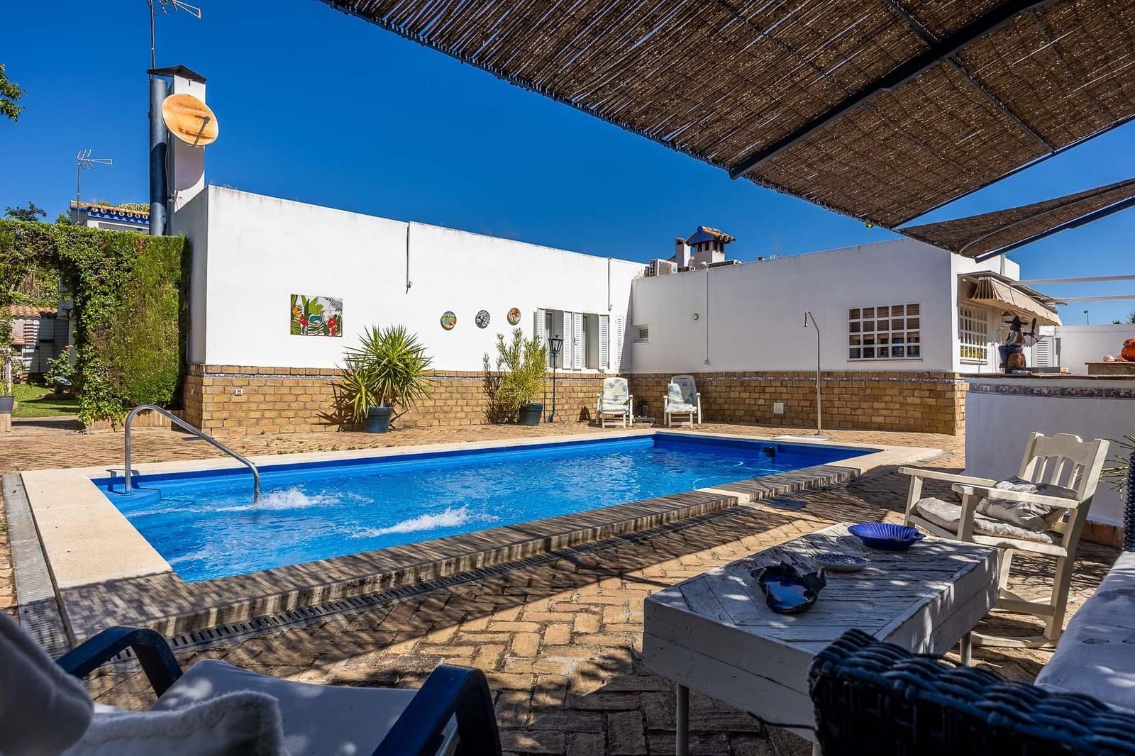 5 bedroom Villa for sale in Tomares with pool garage - € 800,000 (Ref: 9898907)