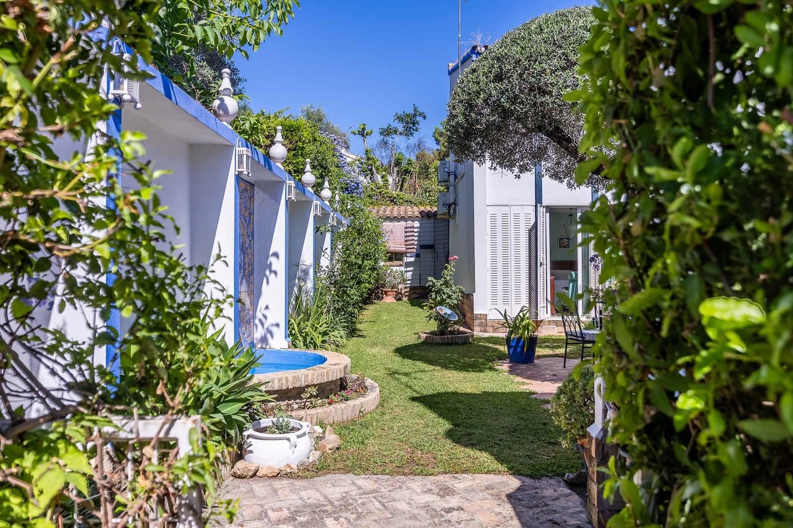 5 bedroom Villa for sale in Tomares with pool garage - € 800,000 (Ref: 9898907)