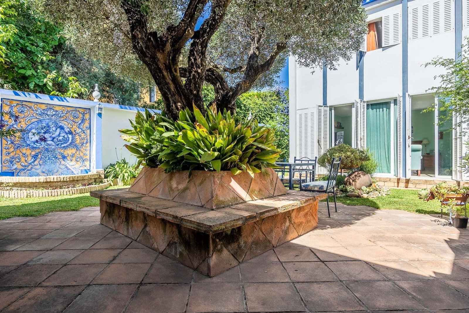 5 bedroom Villa for sale in Tomares with pool garage - € 800,000 (Ref: 9898907)
