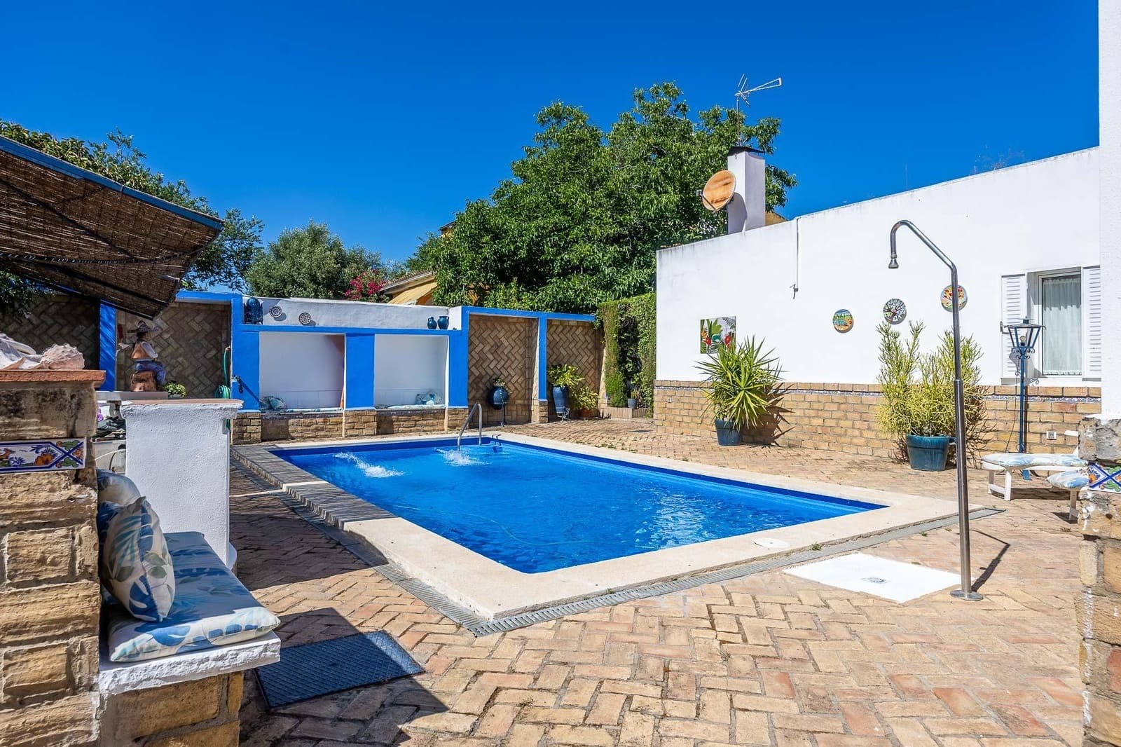 5 bedroom Villa for sale in Tomares with pool garage - € 800,000 (Ref: 9898907)