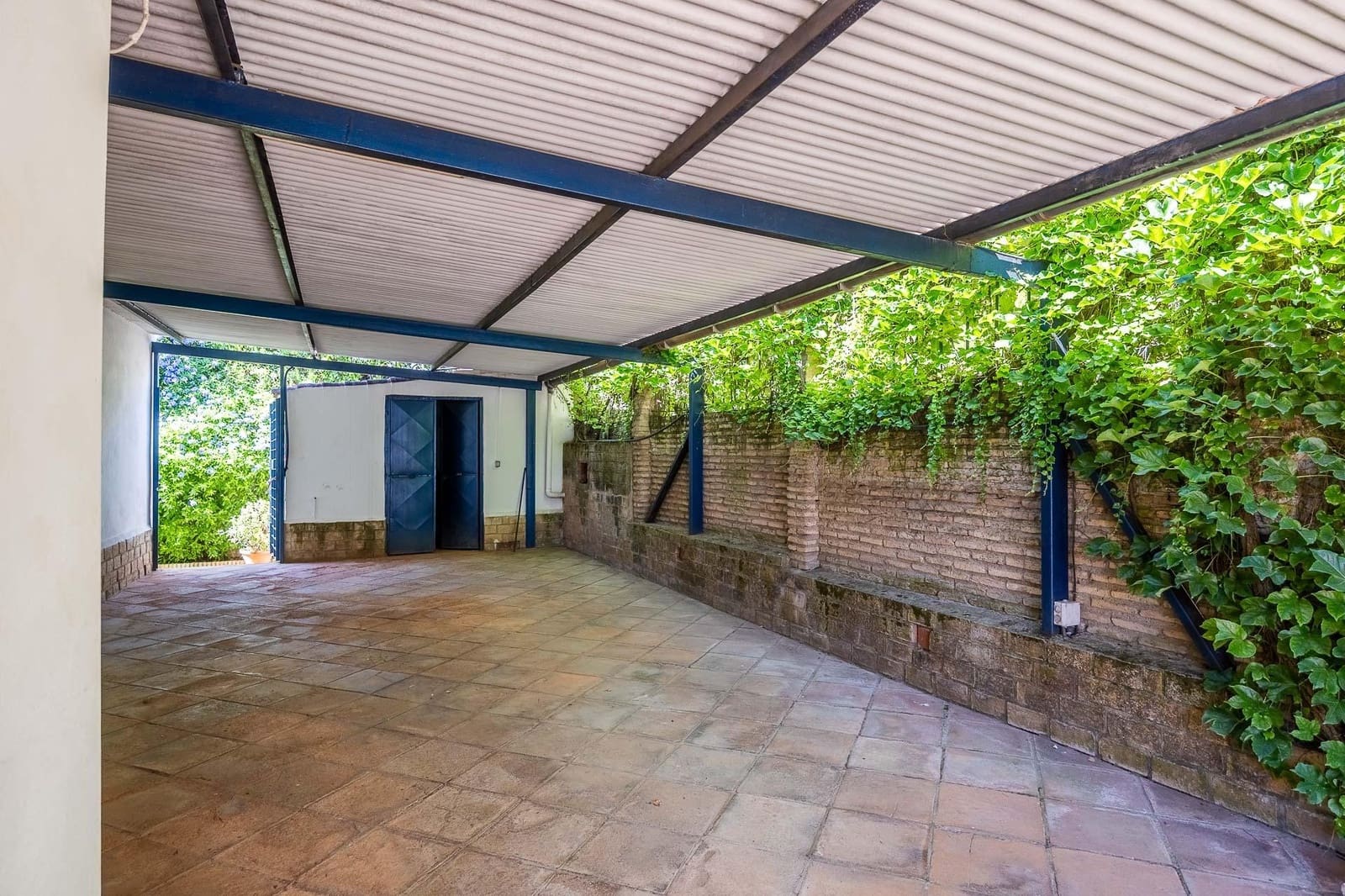 5 bedroom Villa for sale in Tomares with pool garage - € 800,000 (Ref: 9898907)