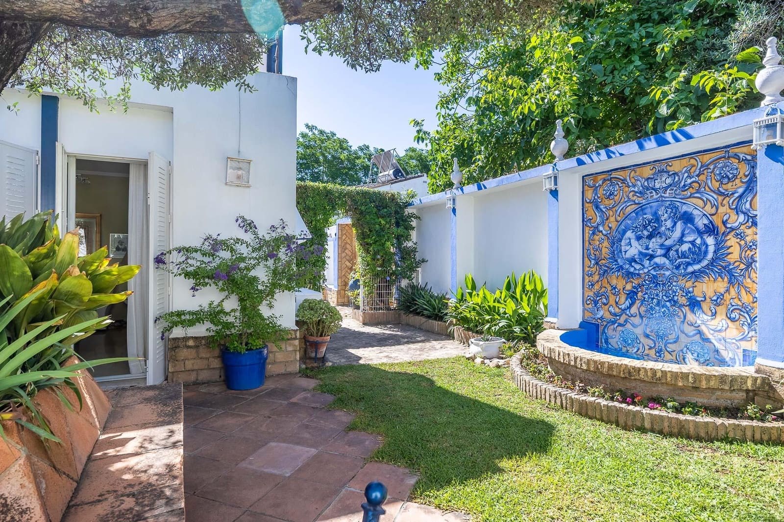 5 bedroom Villa for sale in Tomares with pool garage - € 800,000 (Ref: 9898907)