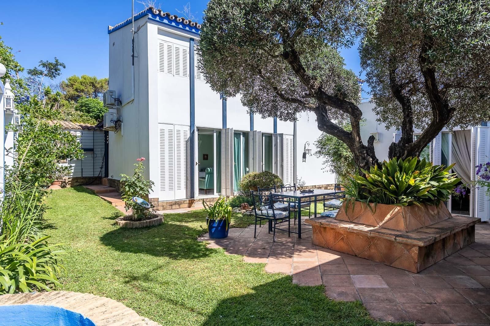 5 bedroom Villa for sale in Tomares with pool garage - € 800,000 (Ref: 9898907)