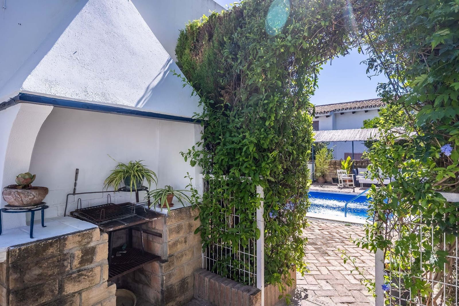 5 bedroom Villa for sale in Tomares with pool garage - € 800,000 (Ref: 9898907)
