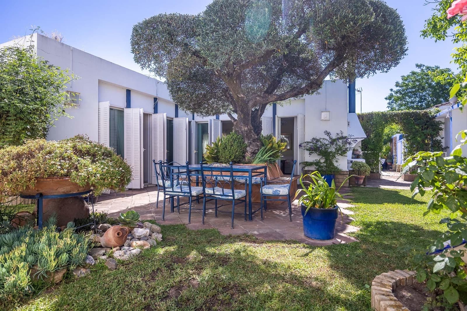 5 bedroom Villa for sale in Tomares with pool garage - € 800,000 (Ref: 9898907)