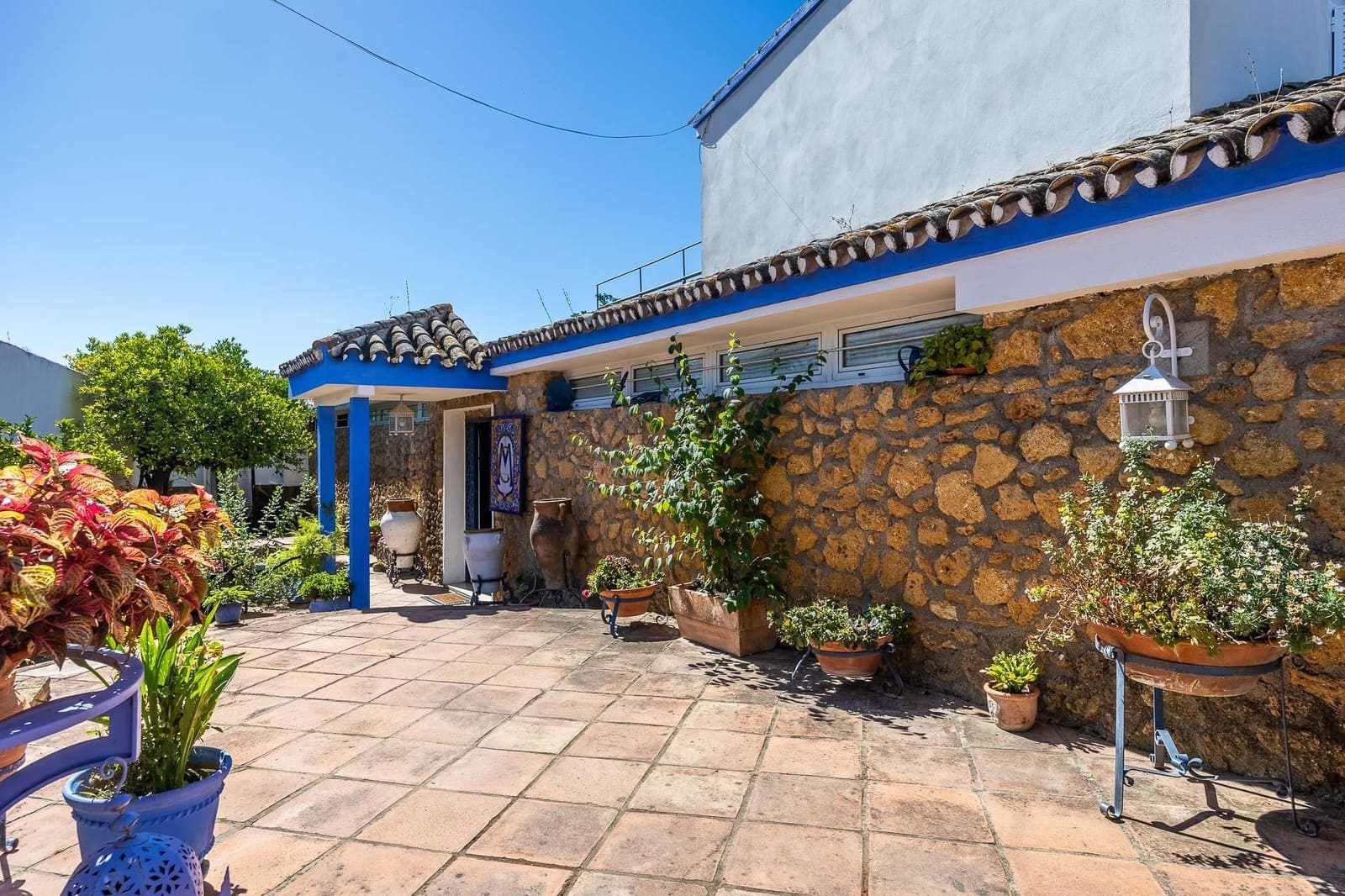 5 bedroom Villa for sale in Tomares with pool garage - € 800,000 (Ref: 9898907)