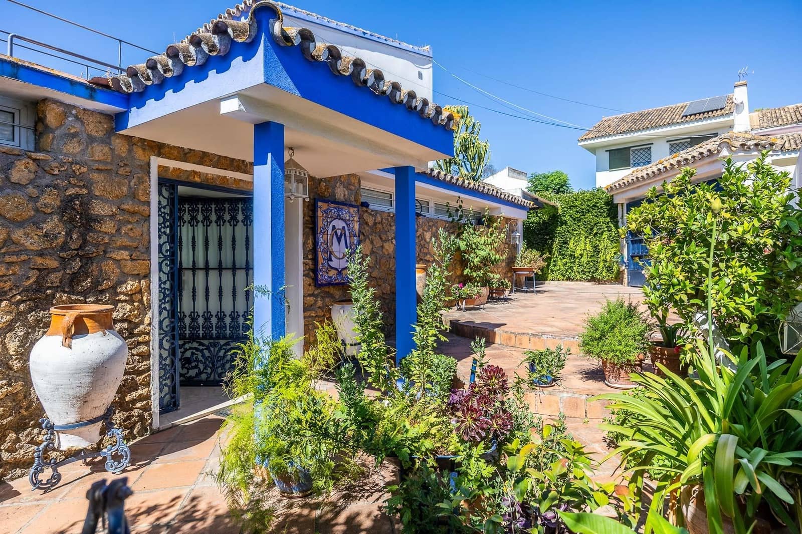 5 bedroom Villa for sale in Tomares with pool garage - € 800,000 (Ref: 9898907)