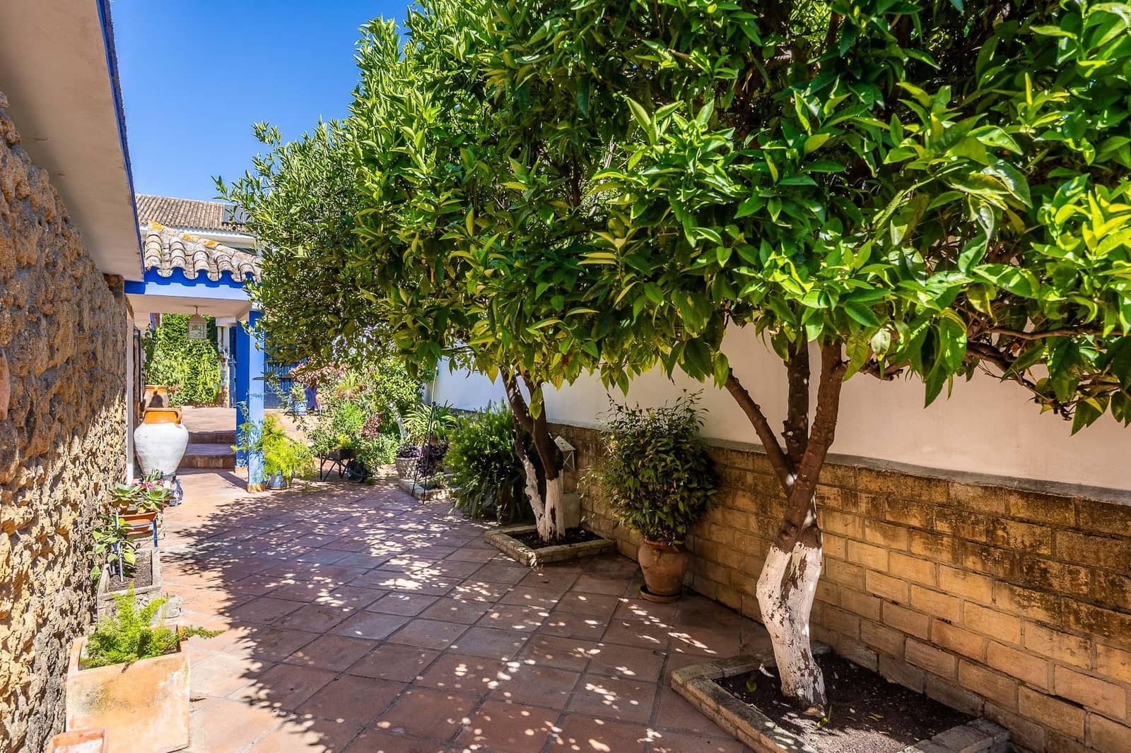5 bedroom Villa for sale in Tomares with pool garage - € 800,000 (Ref: 9898907)
