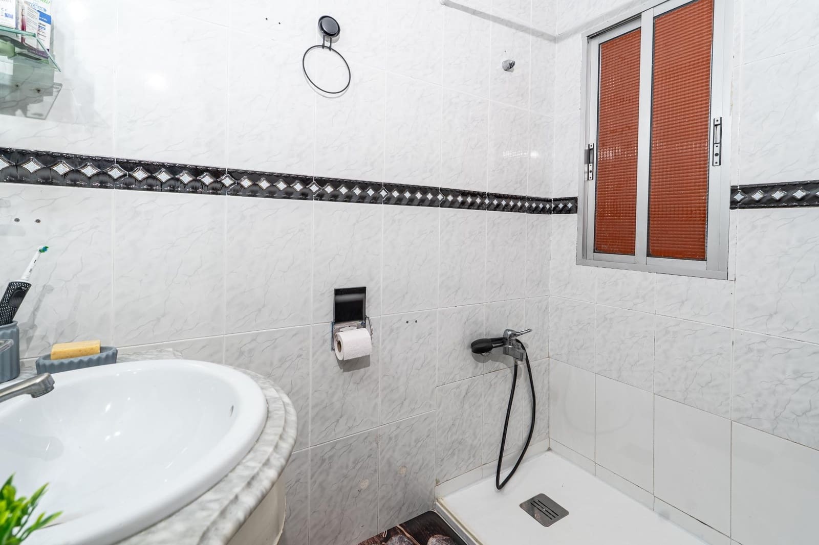 3 bedroom Flat for sale in San Juan de Aznalfarache - € 120,000 (Ref: 9922397)