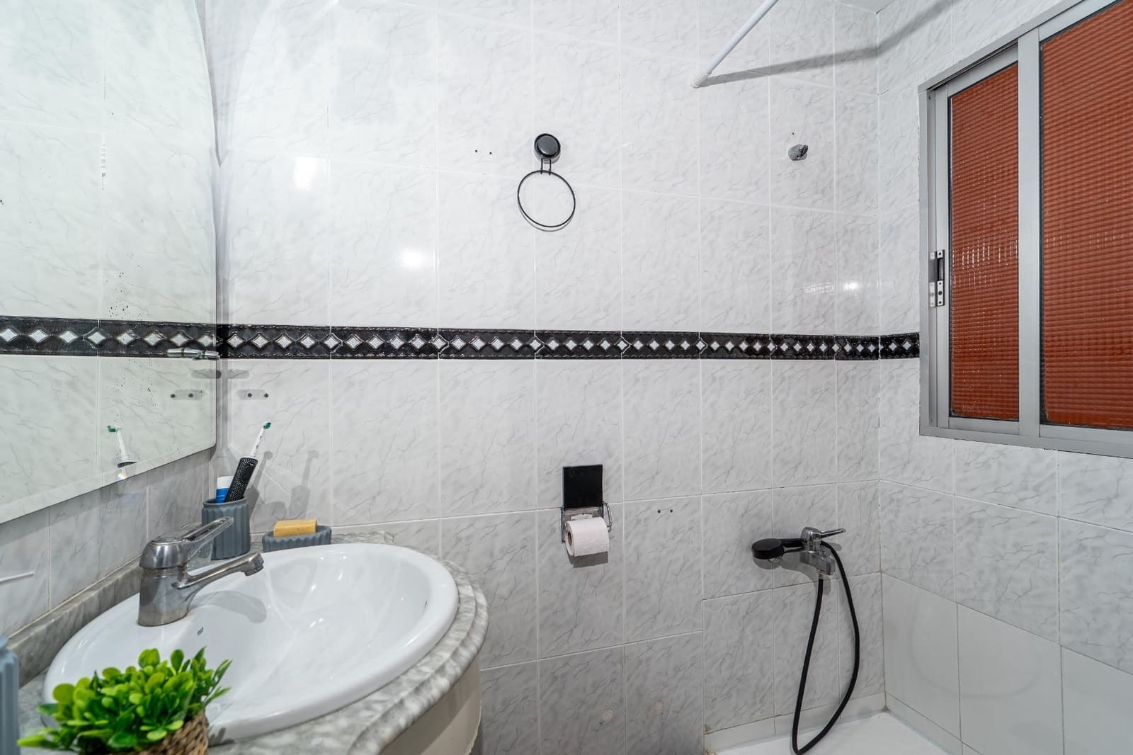 3 bedroom Flat for sale in San Juan de Aznalfarache - € 120,000 (Ref: 9922397)